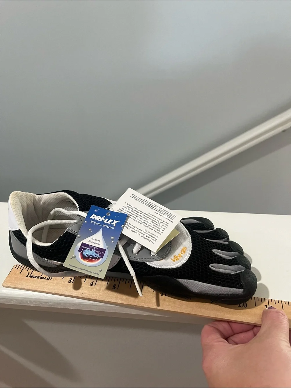 Vibram FiveFingers Kids Black White Gray Toe Sneakers Youth 42 Speed Youth NWT